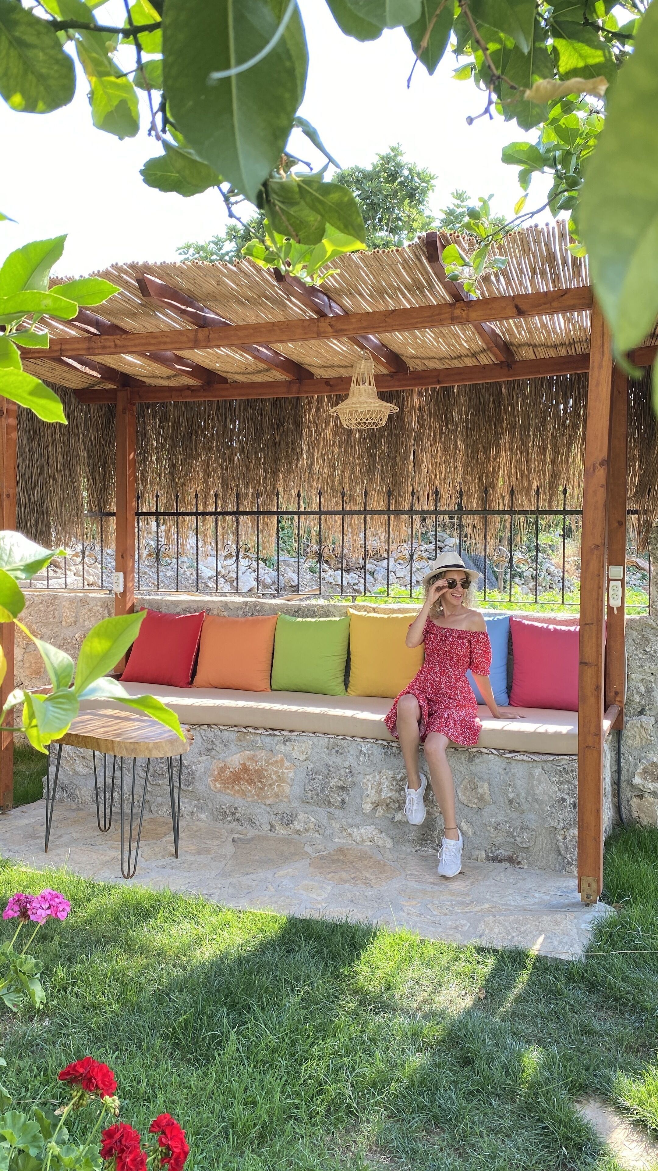 32-inch Smart TV with satellite channels, TV