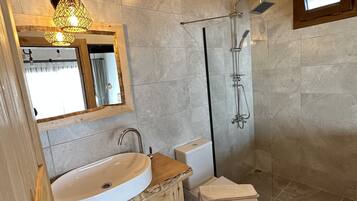 Deluxe Double Room | Bathroom | Shower, free toiletries, hair dryer, slippers