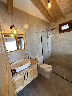 Quarto casal luxo | Banheiro | Chuveiro, produtos de toalete grátis, secador de cabelo, chinelos