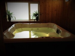 Indoor spa tub