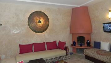 House, 1 Bedroom | Living room | Flat-screen TV