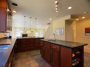 Jääkaappi, uuni, liesi, astianpesukone