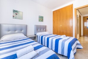 1 slaapkamer, een strijkplank/strijkijzer, gratis wifi, beddengoed