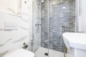 Een douche, een haardroger, handdoeken