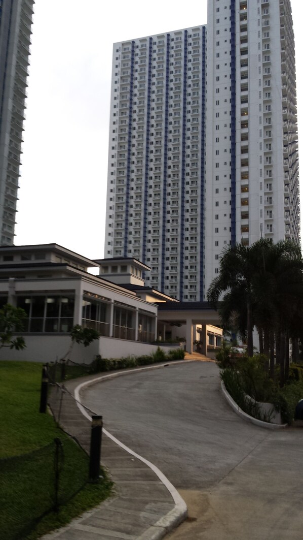 Exterior - Spacious 2-BR Condo @ Grass, Quezon City (Quezon City)