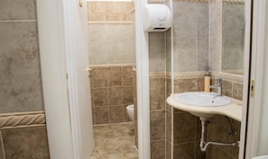 Shower, rainfall showerhead, free toiletries, bidet