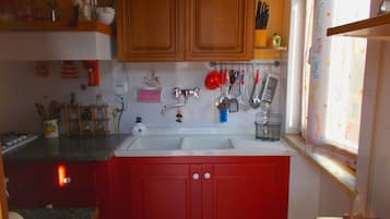 Frigorifero, forno, piano cottura, lavastoviglie