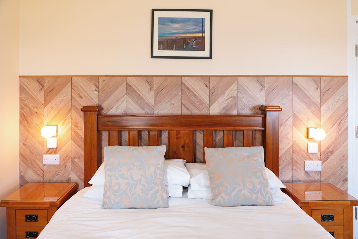 double room | 1 bedroom, desk, laptop workspace, blackout curtains