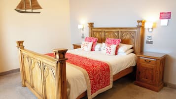 Phòng đôi Cao cấp | Bàn, khu vực làm việc phù hợp cho laptop, màn/rèm cản sáng