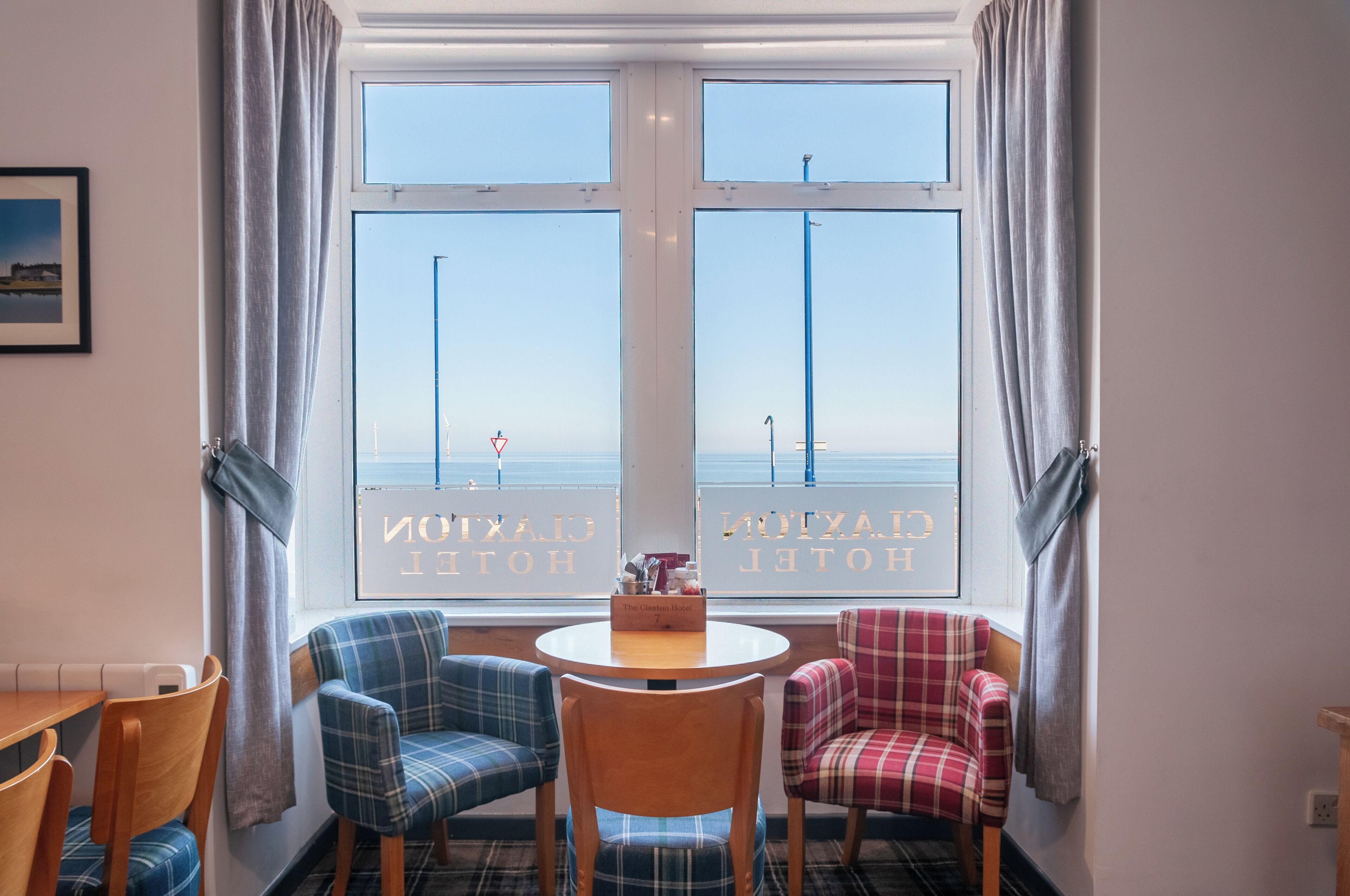 ocean views, serves breakfast and dinner