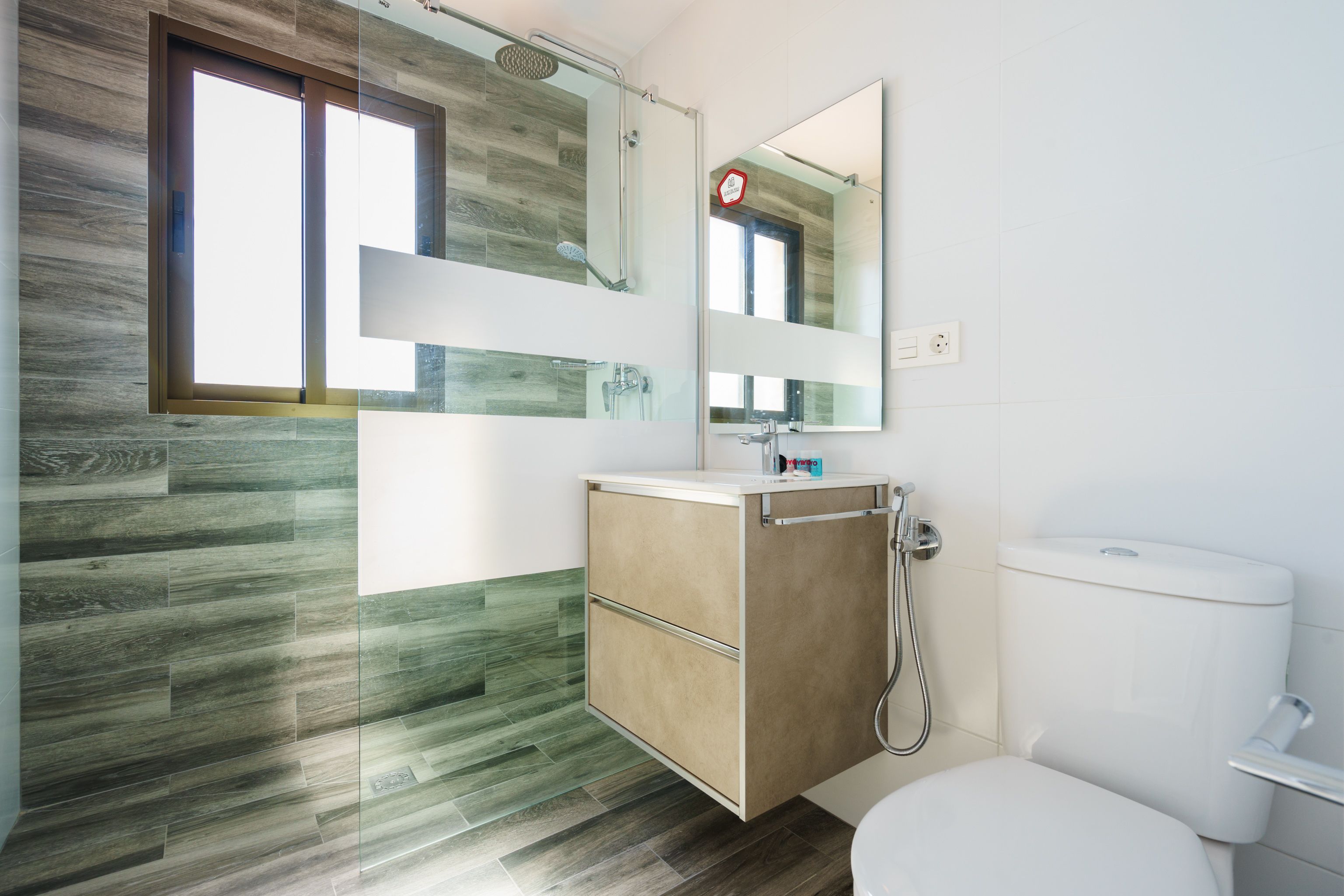 Habitación superior con 2 camas individuales | Baño | Ducha, artículos de higiene personal gratuitos y toallas