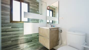 Habitación superior con 2 camas individuales | Baño | Ducha, artículos de higiene personal gratuitos y toallas