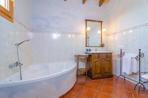 Combined shower/bathtub, hair dryer, bidet, towels - AUBADALLET - Villa with private pool in Vilafranca. Free WiFi (Vilafranca de Bonany)