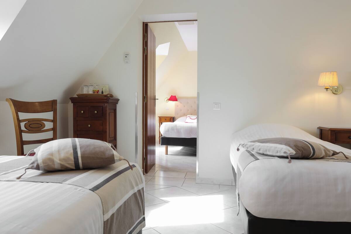 Chambre Quadruple (coté parc) | خزنة داخل الغرفة ومكتب وتجهيزات عازلة للصوت ومكواة/لوح كي