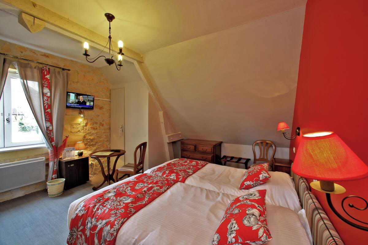 Chambre Mansardée (coté parc) | خزنة داخل الغرفة ومكتب وتجهيزات عازلة للصوت ومكواة/لوح كي