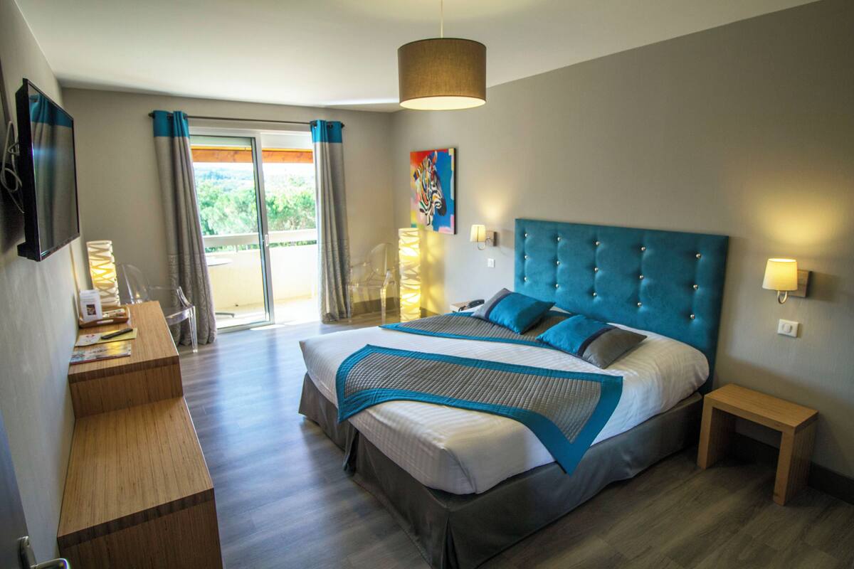Chambre Prestige Avec Balcon (coté parc) | خزنة داخل الغرفة ومكتب وتجهيزات عازلة للصوت ومكواة/لوح كي