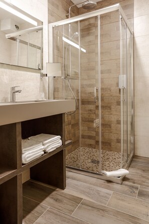 Superior tweepersoonskamer (Cote Parc) | Badkamer | Een douche, gratis toiletartikelen, een haardroger, handdoeken
