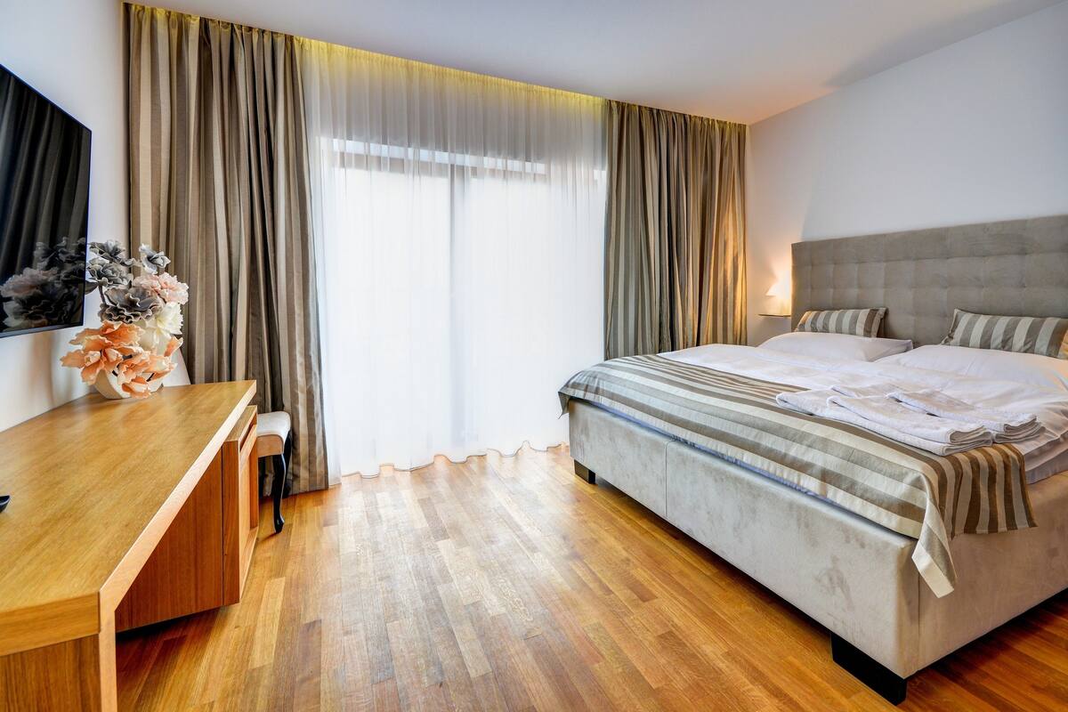 Minibar, caja de seguridad en la habitación y cortinas blackout