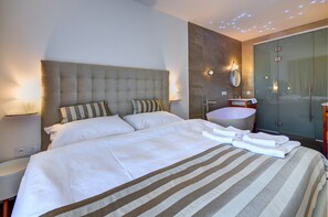 Suite, 1 cama de matrimonio (Wedding) | Minibar, caja fuerte, cortinas opacas y wifi gratis
