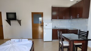 Double Room | Private kitchen | Full-size fridge, microwave, stovetop, cookware/dishes/utensils - Vila  Ronaldo (Ksamil)