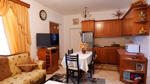 Desk, iron/ironing board (on request), WiFi (free), bed sheets - Vila  Ronaldo (Ksamil)