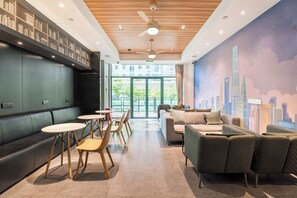 Lobby sitting area - Shanghai Meego Yes Hotel (Shanghai)