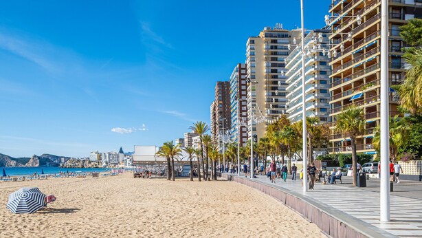 A sandy beach with a promenade lined with palm trees and tall buildings. - Bacana 3-3 (Benidorm)