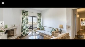 TV, fireplace - Praia da Rocha 2 bed flat- amazing view (Portimão)