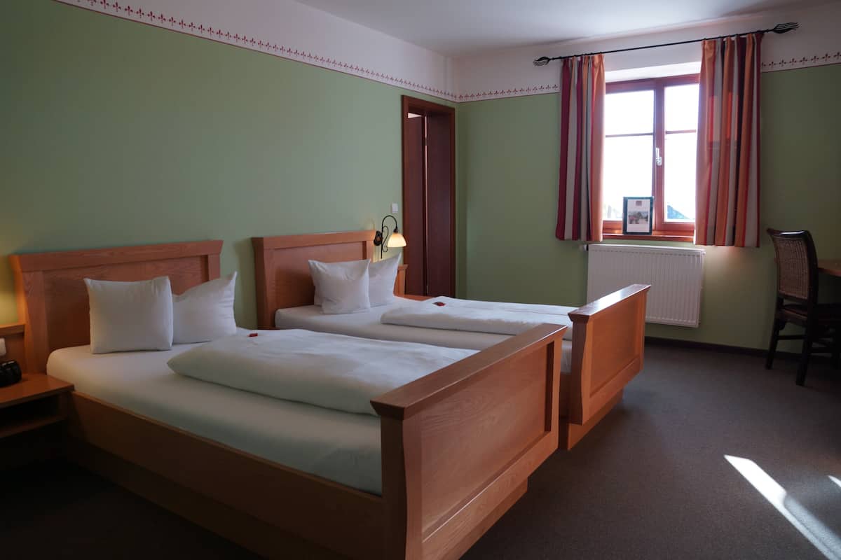 Twin Room | Individually decorated, individually furnished, desk, laptop workspace