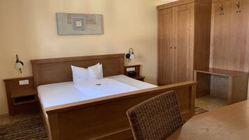 Quarto solteiro standard | Individualmente decorados, individualmente mobiliados, escrivaninha