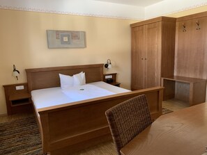 Habitación individual estándar | Decoración personalizada, muebles diferentes y escritorio 