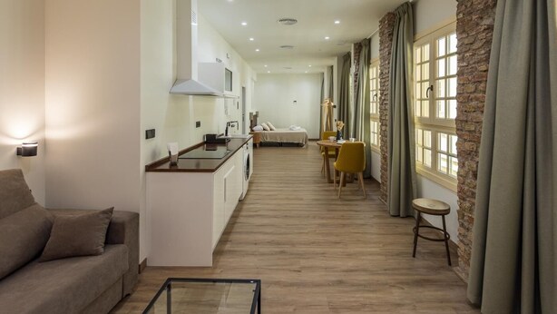 A modern apartment with a kitchen, dining area, and living room. - Chinitas 17 IIi - iloftmalaga (Málaga)