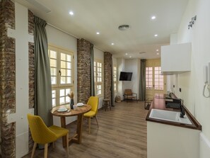 雪櫃、微波爐、咖啡機/沖茶器、多士爐