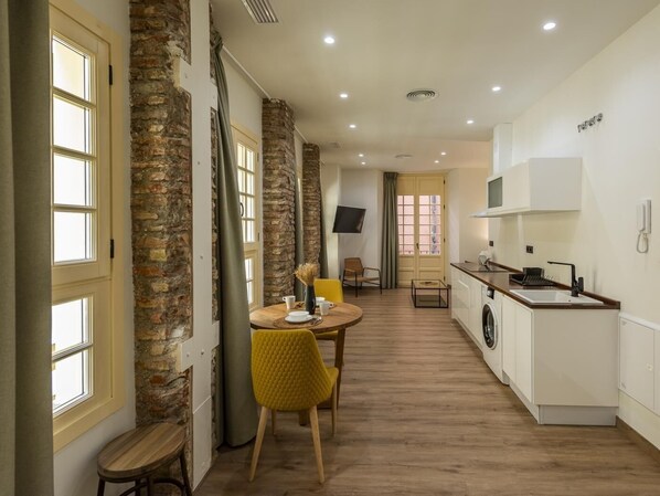 冰箱、微波炉、茶具/咖啡用具、烤面包机