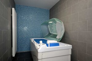 A bathroom with a bathtub, a shower, and a tiled wall. - Beautiful apartment near Port-Barcarès Beach (Le Barcares)