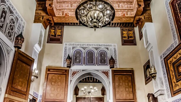 Un intérieur somptueux, orné de boiseries complexes, d’un grand lustre et de meubles traditionnels.