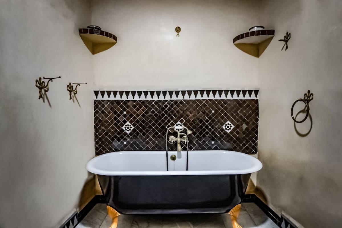 deluxe suite, multiple beds, non smoking | bathroom | designer toiletries, hair dryer, towels