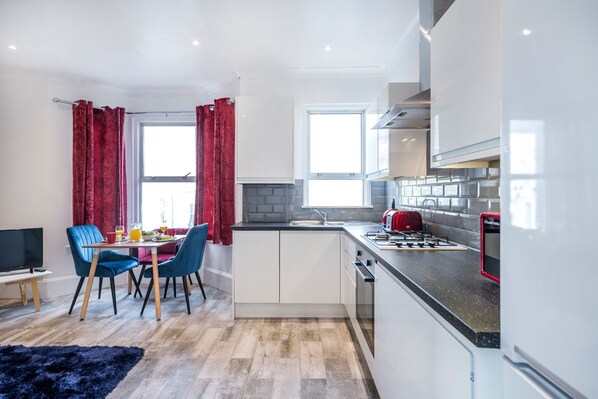 Departamento de lujo | Cocina privada | Refrigerador, microondas, horno y parrilla de estufa 