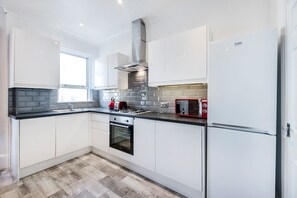 Departamento de lujo | Cocina privada | Refrigerador, microondas, horno y parrilla de estufa 