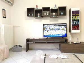 Apartemen | Area keluarga | TV layar datar dan pemutar DVD