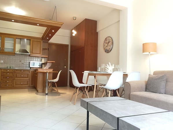 Apartemen | Area keluarga | TV layar datar dan pemutar DVD