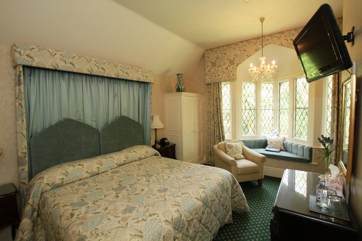 Double or Twin Room, Bathtub (Maple)