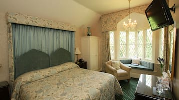 Tabla de planchar con plancha, wifi gratis y ropa de cama