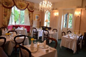 Dining - Rylstone Manor (Shanklin)