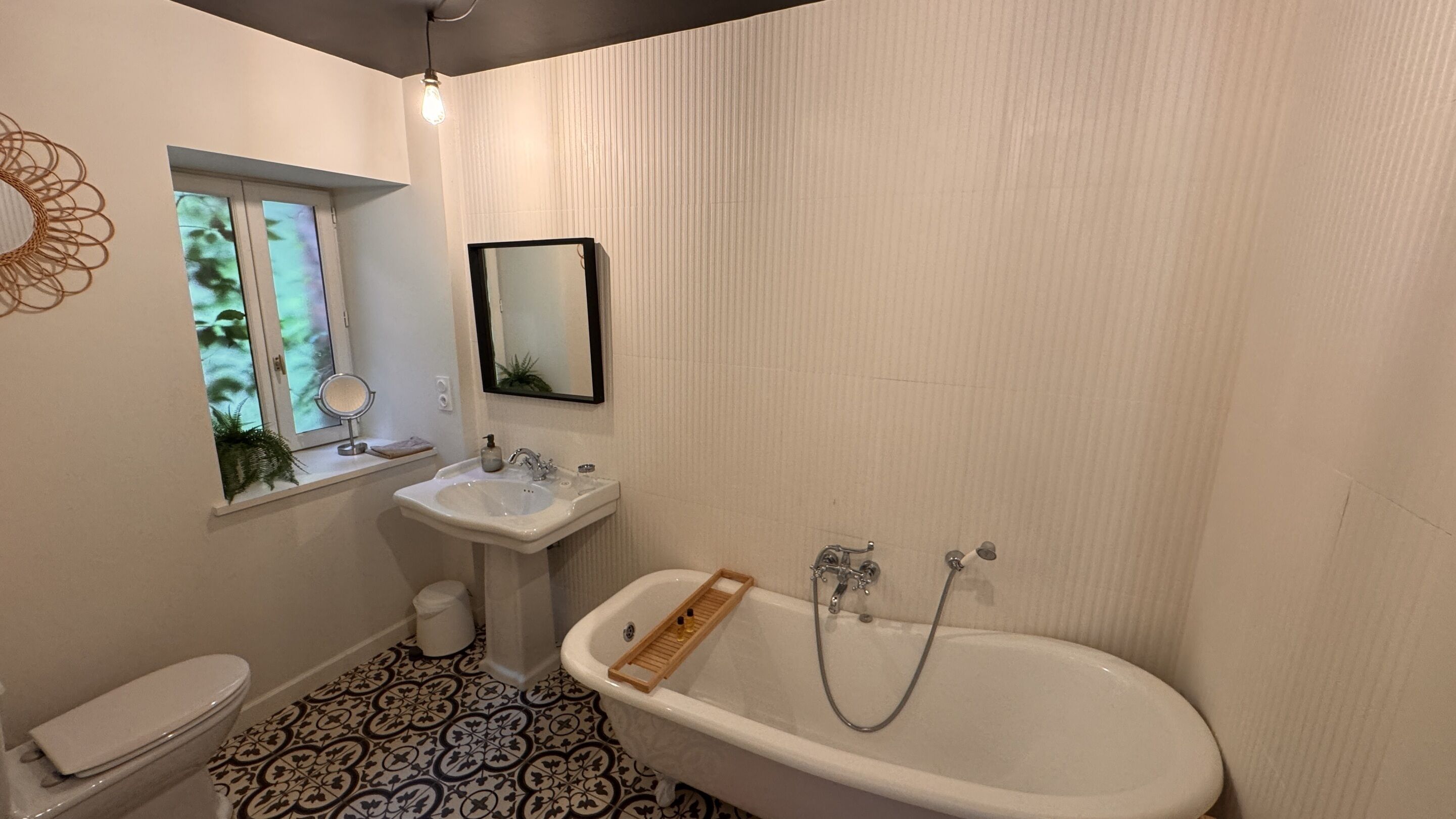A bathroom with a toilet, sink, and bathtub.