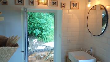 Romantic Cabin, Ensuite, Garden View (Le Pigeonnier) | Bathroom