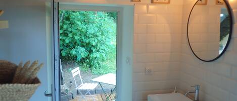 Romantisch huisje, en-suite badkamer, uitzicht op tuin (Le Pigeonnier) | Badkamer