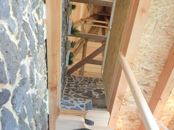 A wooden staircase with stone steps and a handrail. - Villa Colombier (Pontgibaud)