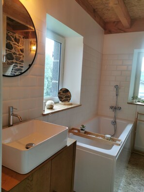 Romantisch huisje, en-suite badkamer, uitzicht op tuin (Le Pigeonnier) | Badkamer