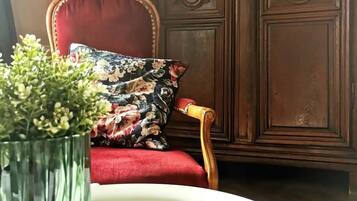 Standard-Dreibettzimmer, eigenes Bad, Parkblick (Chambre sur jardin) | Innenbereich